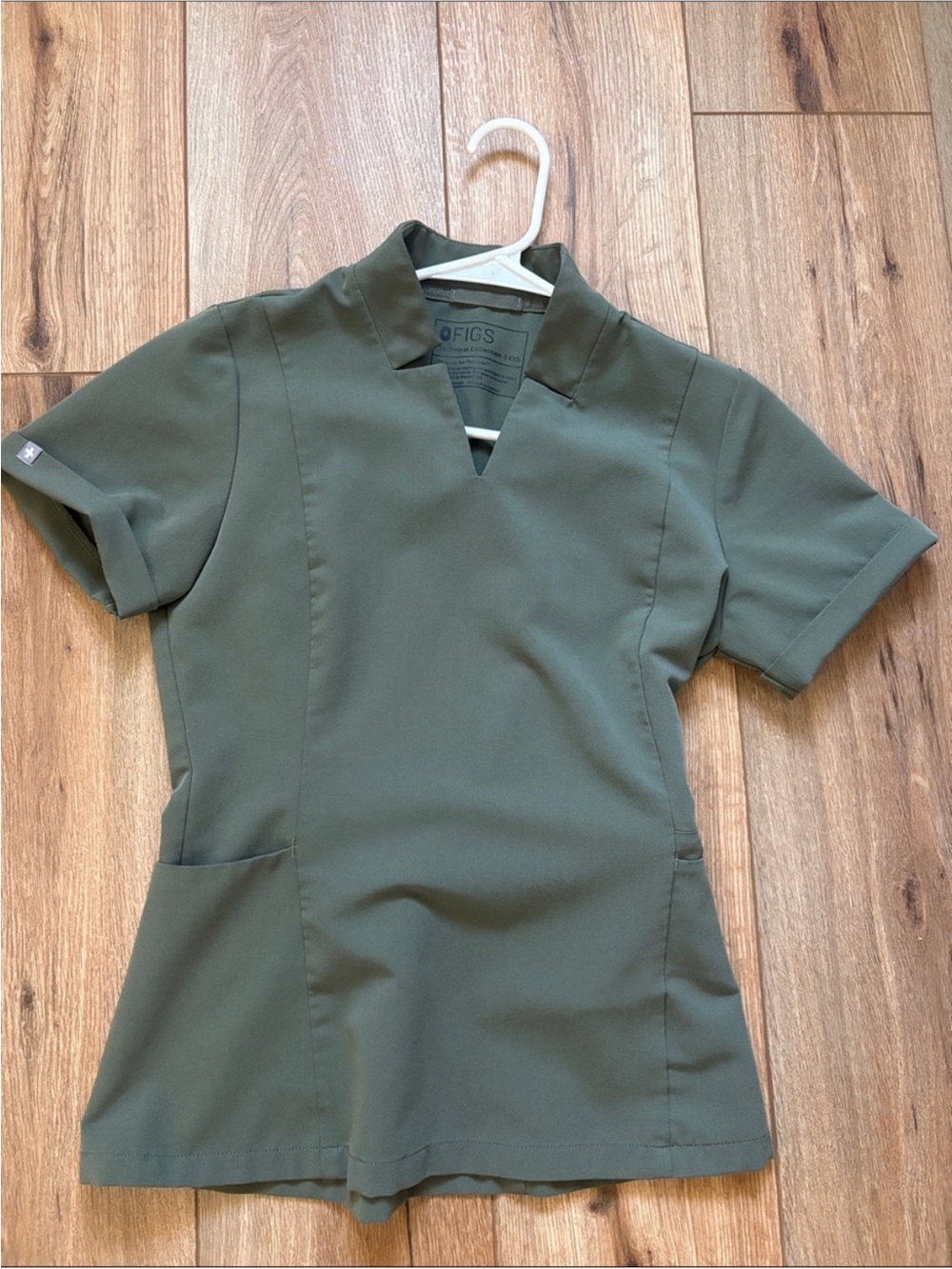 FIGS Women's Moss scrub top XXS